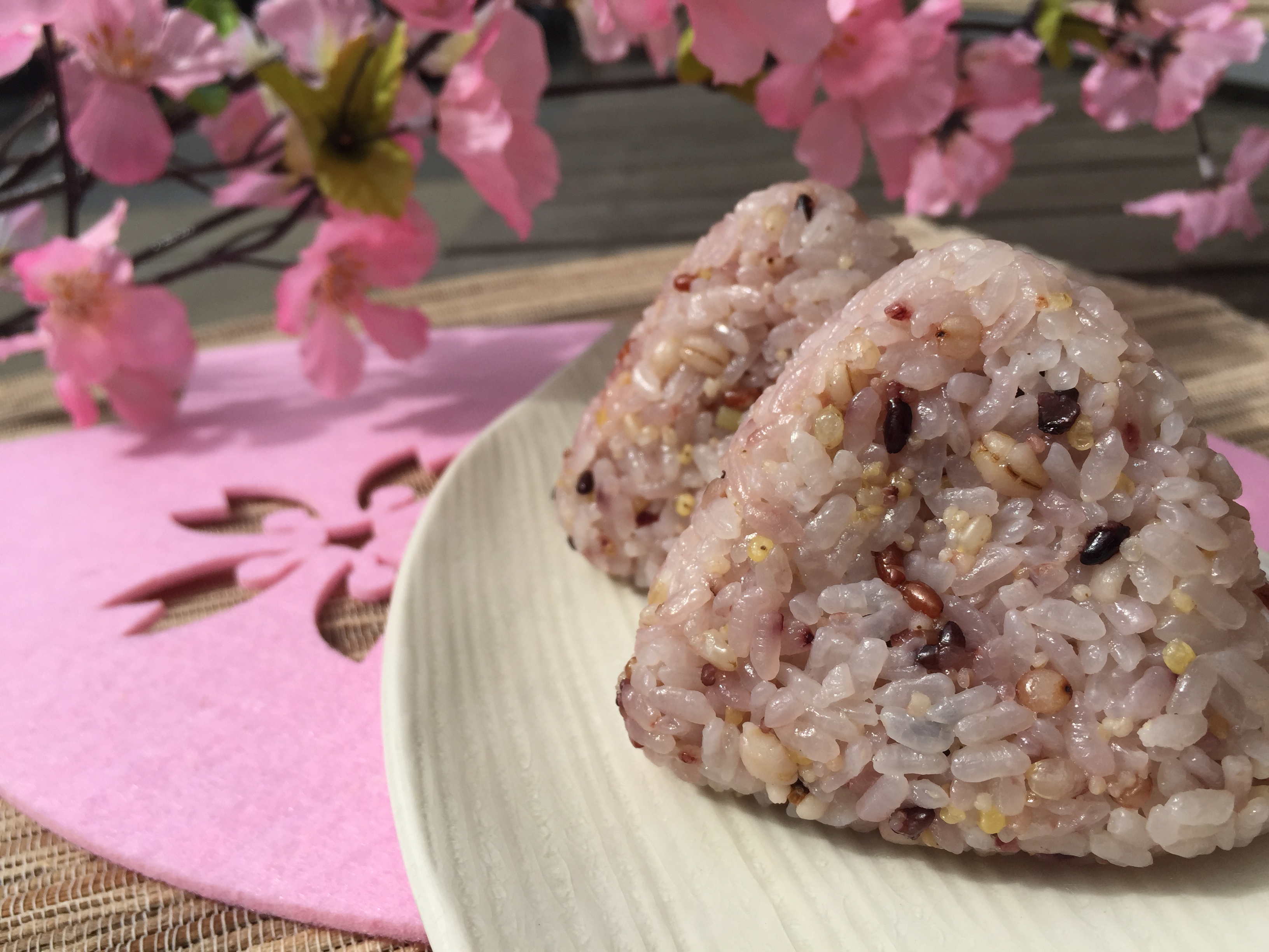 桜色のおにぎりを持って、お花見♪