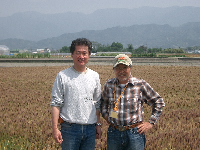 社長ともち麦生産者