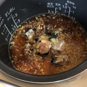 炊飯器にさんまの缶詰