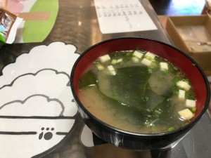 三陸わかめを味噌汁に