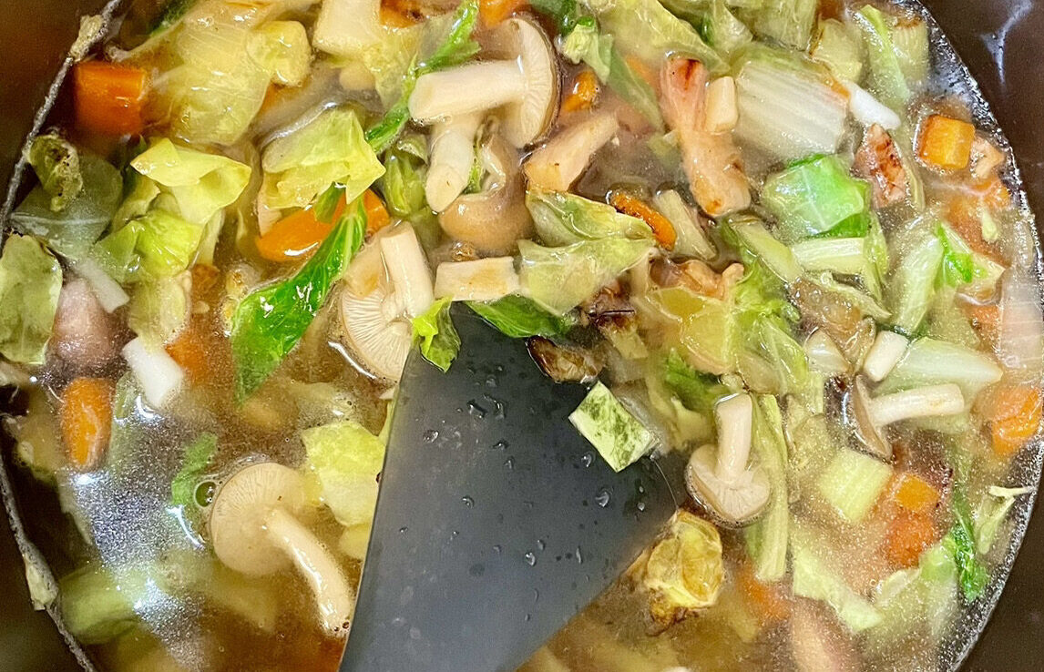 もち麦と野菜を煮る
