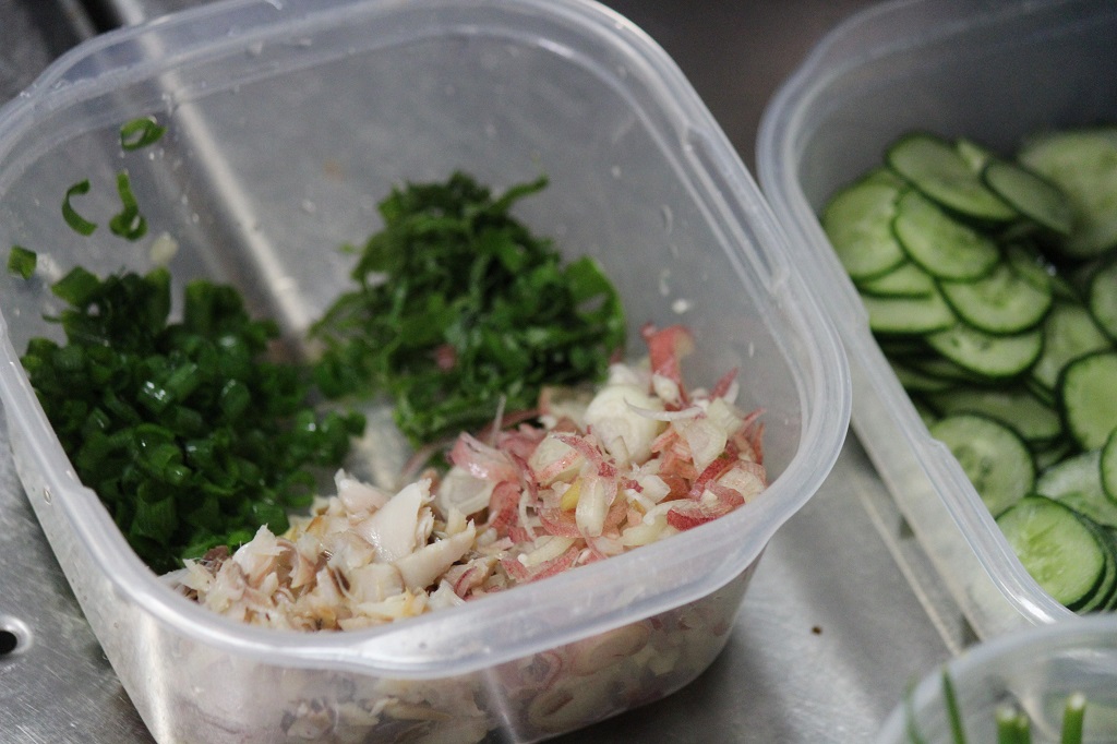 野菜を切る