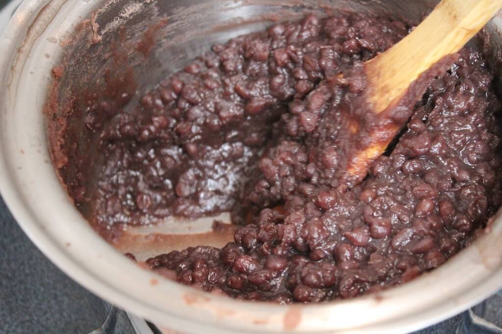 小豆を焦がさない様に混ぜる
