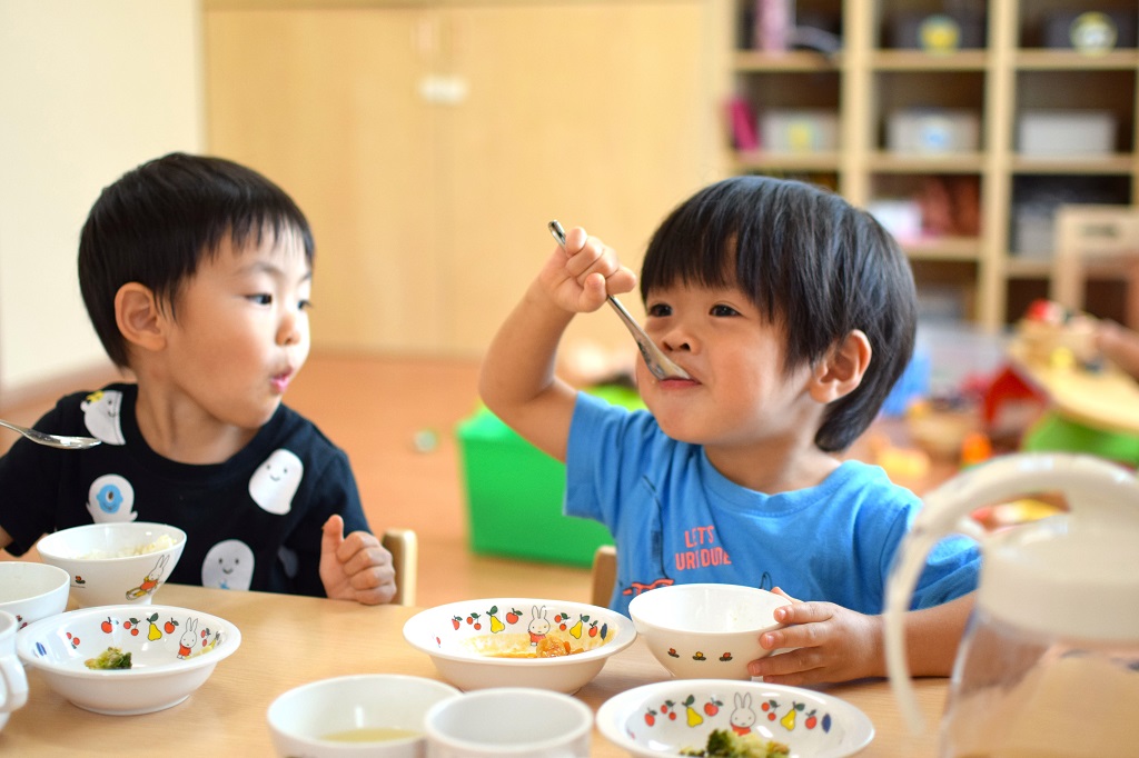 ごはんを食べる園児